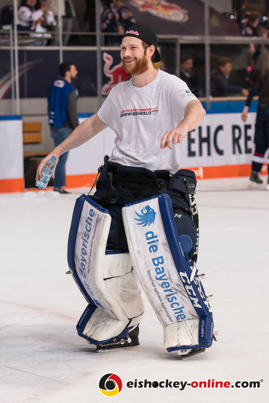 Danny aus den Birken (Torwart, EHC Red Bull Muenchen) beim Tänzchen nach der 7. Halbfinalbegegnung in den Playoffs der Deutschen Eishockey Liga zwischen dem EHC Red Bull München und den Augsburger Panthern am 16.04.2019.