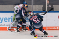 Kampf um den Puck zwischen Matt White (Augsburger Panther) und Yannic Seidenberg (EHC Red Bull Muenchen) sowie Patrick Hager (EHC Red Bull Muenchen) in der 7. Halbfinalbegegnung in den Playoffs der Deutschen Eishockey Liga zwischen dem EHC Red Bull München und den Augsburger Panthern am 16.04.2019.