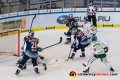 Mads Christensen (EHC Red Bull Muenchen) zusammen mit Frank Mauer (EHC Red Bull Muenchen) und Yannic Seidenberg (EHC Red Bull Muenchen) bei seinem Treffer zum 1:0 gegen Olivier Roy (Torwart, Augsburger Panther), Matt White (Augsburger Panther), David Stieler (Augsburger Panther) und Patrick McNeill (Augsburger Panther) in der 7. Halbfinalbegegnung in den Playoffs der Deutschen Eishockey Liga zwischen dem EHC Red Bull München und den Augsburger Panthern am 16.04.2019.