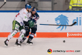 Zweikampf zwischen Matt White (Augsburger Panther) und Yannic Seidenberg (EHC Red Bull Muenchen) in der 7. Halbfinalbegegnung in den Playoffs der Deutschen Eishockey Liga zwischen dem EHC Red Bull München und den Augsburger Panthern am 16.04.2019.