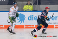 Adam Payerl (Augsburger Panther) und Mark Voakes (EHC Red Bull Muenchen) in der 7. Halbfinalbegegnung in den Playoffs der Deutschen Eishockey Liga zwischen dem EHC Red Bull München und den Augsburger Panthern am 16.04.2019.