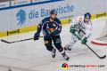 Daryl Boyle (EHC Red Bull Muenchen) und Jaroslav Hafenrichter (Augsburger Panther) in der 7. Halbfinalbegegnung in den Playoffs der Deutschen Eishockey Liga zwischen dem EHC Red Bull München und den Augsburger Panthern am 16.04.2019.