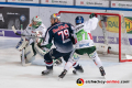 John Mitchell (EHC Red Bull Muenchen) und Matt White (Augsburger Panther) vor dem Tor von Olivier Roy (Torwart, Augsburger Panther) in der 7. Halbfinalbegegnung in den Playoffs der Deutschen Eishockey Liga zwischen dem EHC Red Bull München und den Augsburger Panthern am 16.04.2019.