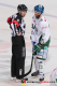 Hauptschiedsrichter Daniel Piechaczek im Gespräch mit Thomas Holzmann (Augsburger Panther) in der 7. Halbfinalbegegnung in den Playoffs der Deutschen Eishockey Liga zwischen dem EHC Red Bull München und den Augsburger Panthern am 16.04.2019.