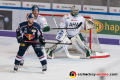 Patrick Hager (EHC Red Bull Muenchen) vor Patrick McNeill (Augsburger Panther) und Olivier Roy (Torwart, Augsburger Panther) in der 7. Halbfinalbegegnung in den Playoffs der Deutschen Eishockey Liga zwischen dem EHC Red Bull München und den Augsburger Panthern am 16.04.2019.