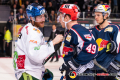 Shakehands zwischen Patrick McNeill (Augsburger Panther) und Mark Voakes (EHC Red Bull Muenchen) in der 7. Halbfinalbegegnung in den Playoffs der Deutschen Eishockey Liga zwischen dem EHC Red Bull München und den Augsburger Panthern am 16.04.2019.