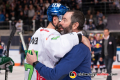 Shakehands zwischen Christoph Ullmann (Augsburger Panther) und Manager Christian Winkler (EHC Red Bull Muenchen) in der 7. Halbfinalbegegnung in den Playoffs der Deutschen Eishockey Liga zwischen dem EHC Red Bull München und den Augsburger Panthern am 16.04.2019.