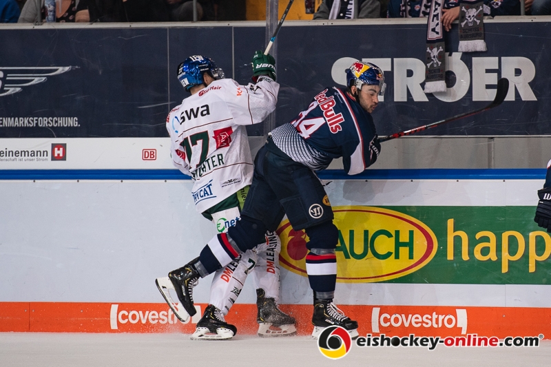 Kampf an der Bande zwischen Jaroslav Hafenrichter (Augsburger Panther) und Trevor Parkes (EHC Red Bull Muenchen) in der Hauptrundenbegegnung der Deutschen Eishockey Liga zwischen dem EHC Red Bull Muenchen und den Augsburger Panthern am 21.09.2018.Foto: Heike Feiner/Eibner Pressefoto