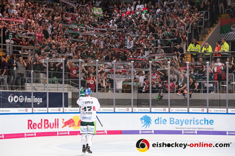 Christoph Ullmann (Augsburger Panther) vor dem Augsburger Anhang nach der Hauptrundenbegegnung der Deutschen Eishockey Liga zwischen dem EHC Red Bull München und den Augsburger Panthern am 21.09.2018.