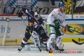 Jason Jaffray (EHC Red Bull Muenchen) gegen Markus Keller (Torwart, Augsburger Panther) und Steffen Toelzer (Augsburger Panther) in der Hauptrundenbegegnung der Deutschen Eishockey Liga zwischen dem EHC Red Bull München und den Augsburger Panthern am 21.09.2018.