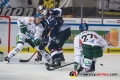 Trevor Parkes (EHC Red Bull Muenchen) gegen Arvids Rekis (Augsburger Panther) und Matt Fraser (Augsburger Panther) in der Hauptrundenbegegnung der Deutschen Eishockey Liga zwischen dem EHC Red Bull München und den Augsburger Panthern am 21.09.2018.