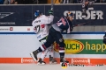 Kampf an der Bande zwischen Jaroslav Hafenrichter (Augsburger Panther) und Trevor Parkes (EHC Red Bull Muenchen) in der Hauptrundenbegegnung der Deutschen Eishockey Liga zwischen dem EHC Red Bull Muenchen und den Augsburger Panthern am 21.09.2018.Foto: Heike Feiner/Eibner Pressefoto