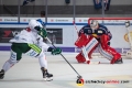 Danny aus den Birken (Torwart, EHC Red Bull Muenchen) erwartet den Angriff von Matt White (Augsburger Panther) in der Hauptrundenbegegnung der Deutschen Eishockey Liga zwischen dem EHC Red Bull München und den Augsburger Panthern am 21.09.2018.