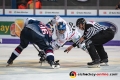 Andreas Eder (EHC Red Bull Muenchen) beim Bully mit Sahir Gill (Augsburger Panther) in der Hauptrundenbegegnung der Deutschen Eishockey Liga zwischen dem EHC Red Bull München und den Augsburger Panthern am 21.09.2018.