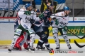 Yannic Seidenberg (EHC Red Bull Muenchen) und Maximilian Kastner (EHC Red Bull Muenchen) verteidigen gegen Thomas Holzmann (Augsburger Panther) und Daniel Schmoelz (Augsburger Panther) in der Hauptrundenbegegnung der Deutschen Eishockey Liga zwischen dem EHC Red Bull München und den Augsburger Panthern am 21.09.2018.