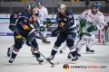 John Mitchell (EHC Red Bull Muenchen) und Justin Shugg (EHC Red Bull Muenchen) gegen Scott Valentine (Augsburger Panther) in der Hauptrundenbegegnung der Deutschen Eishockey Liga zwischen dem EHC Red Bull München und den Augsburger Panthern am 21.09.2018.