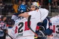 Brady Lamb (Augsburger Panther) und sein ehemaliger Teamkollege Trevor Parkes (EHC Red Bull Muenchen) beim Shakehands nach der Hauptrundenbegegnung der Deutschen Eishockey Liga zwischen dem EHC Red Bull München und den Augsburger Panthern am 21.09.2018.