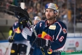 Daryl Boyle (EHC Red Bull Muenchen) bedankt sich bei den Fans nach der Hauptrundenbegegnung der Deutschen Eishockey Liga zwischen dem EHC Red Bull München und den Augsburger Panthern am 21.09.2018.