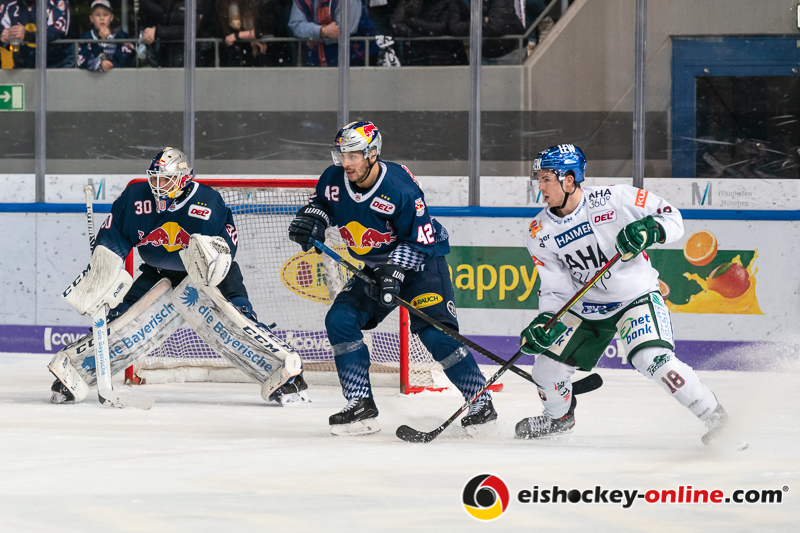 Daniel Fiessinger (Torwart, EHC Red Bull Muenchen) und Yasin Ehliz (EHC Red Bull Muenchen) gegen Scott Kosmachuk (Augsburger Panther) in der Hauptrundenbegegnung der Deutschen Eishockey Liga zwischen dem EHC Red Bull München und den Augsburger Panthern am 30.01.2020.