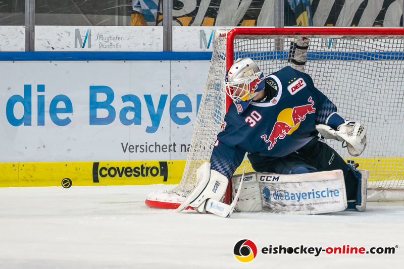 Puck im Visier: Daniel Fiessinger (Torwart, EHC Red Bull Muenchen) in der Hauptrundenbegegnung der Deutschen Eishockey Liga zwischen dem EHC Red Bull München und den Augsburger Panthern am 30.01.2020.