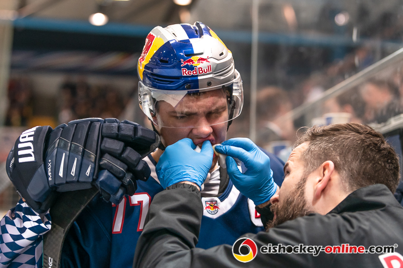 John Jason Peterka (EHC Red Bull Muenchen) in Behandlung nach einem nicht geahndeten Foulspiel in der Hauptrundenbegegnung der Deutschen Eishockey Liga zwischen dem EHC Red Bull München und den Augsburger Panthern am 30.01.2020.
