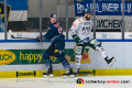 Justin Schuetz (EHC Red Bull Muenchen) und Scott Valentine (Augsburger Panther) in der Hauptrundenbegegnung der Deutschen Eishockey Liga zwischen dem EHC Red Bull München und den Augsburger Panthern am 30.01.2020.