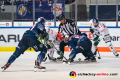 Linesman Joshua Roemer führt ein Bully aus zwischen Drew LeBlanc (Augsburger Panther) und Jason Jaffray (EHC Red Bull Muenchen) in der Hauptrundenbegegnung der Deutschen Eishockey Liga zwischen dem EHC Red Bull München und den Augsburger Panthern am 30.01.2020.