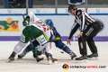 Linesman Andreas Hofer führt ein Bully aus zwischen Mark Voakes (EHC Red Bull Muenchen) und Adam Payerl (Augsburger Panther) in der Hauptrundenbegegnung der Deutschen Eishockey Liga zwischen dem EHC Red Bull München und den Augsburger Panthern am 30.01.2020.