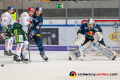 Drew LeBlanc (Augsburger Panther) und Konrad Abeltshauser (EHC Red Bull Muenchen) beobachten den Puck, der gleich hinter Daniel Fiessinger (Torwart, EHC Red Bull Muenchen) einschlagen wird in der Hauptrundenbegegnung der Deutschen Eishockey Liga zwischen dem EHC Red Bull München und den Augsburger Panthern am 30.01.2020.