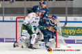 Daniel Schmoelz (Augsburger Panther) mit Keith Aulie (EHC Red Bull Muenchen) und Daniel Fiessinger (Torwart, EHC Red Bull Muenchen) in der Hauptrundenbegegnung der Deutschen Eishockey Liga zwischen dem EHC Red Bull München und den Augsburger Panthern am 30.01.2020.