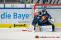 Puck im Visier: Daniel Fiessinger (Torwart, EHC Red Bull Muenchen) in der Hauptrundenbegegnung der Deutschen Eishockey Liga zwischen dem EHC Red Bull München und den Augsburger Panthern am 30.01.2020.