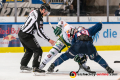 Linesman Andreas Hofer führt ein Bully aus zwischen Drew LeBlanc (Augsburger Panther) und Mark Voakes (EHC Red Bull Muenchen) in der Hauptrundenbegegnung der Deutschen Eishockey Liga zwischen dem EHC Red Bull München und den Augsburger Panthern am 30.01.2020.