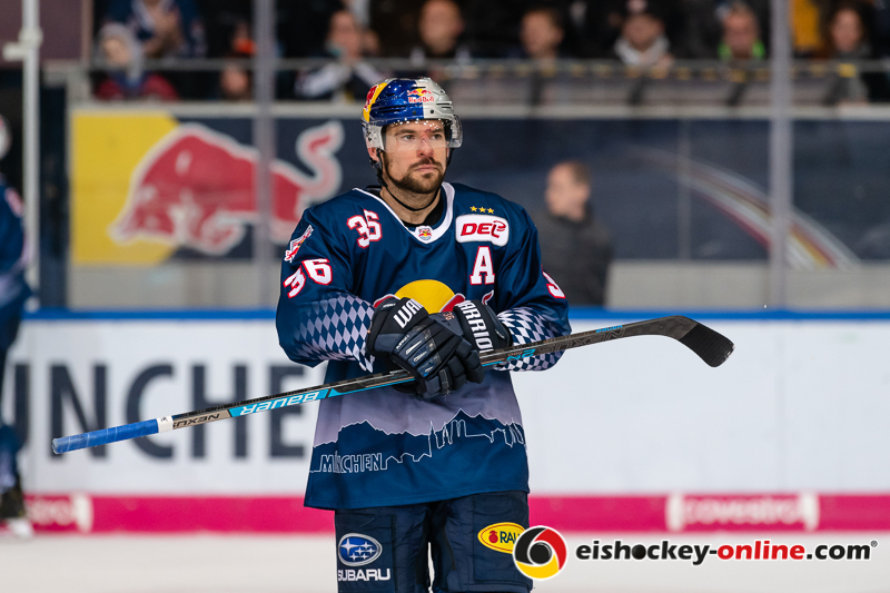 Yannic Seidenberg (EHC Red Bull Muenchen) gezeichnet nach dem Foul von Christian Hilbrich (Fischtown Pinguins Bremerhaven) in der Hauptrundenbegegnung der Deutschen Eishockey Liga zwischen dem EHC Red Bull München und den Fischtown Pinguins Bremerhaven am 03.11.2019.