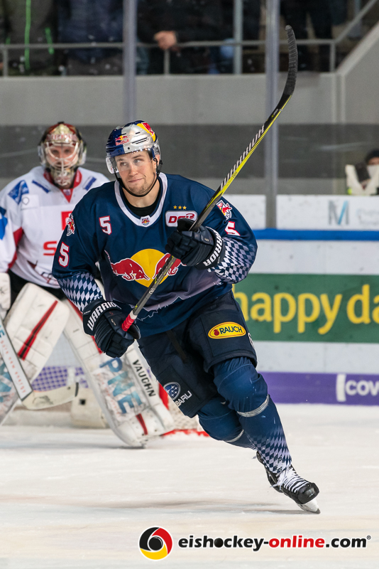 Keith Aulie (EHC Red Bull Muenchen) in der Hauptrundenbegegnung der Deutschen Eishockey Liga zwischen dem EHC Red Bull München und den Fischtown Pinguins Bremerhaven am 03.11.2019.