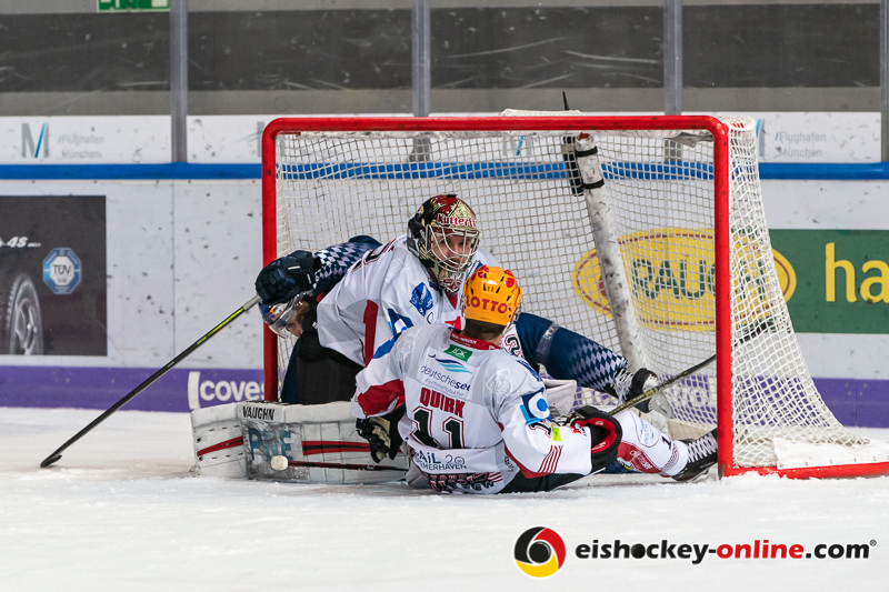 Frank Mauer (EHC Red Bull Muenchen) im Kasten von Tomas Poepperle (Torwart, Fischtown Pinguins Bremerhaven) und Cory Quirk (Fischtown Pinguins Bremerhaven) in der Hauptrundenbegegnung der Deutschen Eishockey Liga zwischen dem EHC Red Bull München und den Fischtown Pinguins Bremerhaven am 03.11.2019.