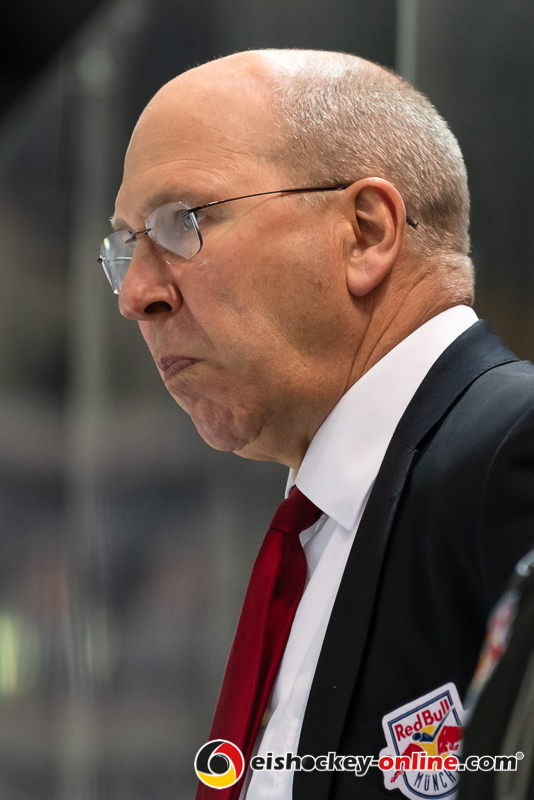 Coach Don Jackson (EHC Red Bull Muenchen) in der Hauptrundenbegegnung der Deutschen Eishockey Liga zwischen dem EHC Red Bull München und den Fischtown Pinguins Bremerhaven am 03.11.2019.