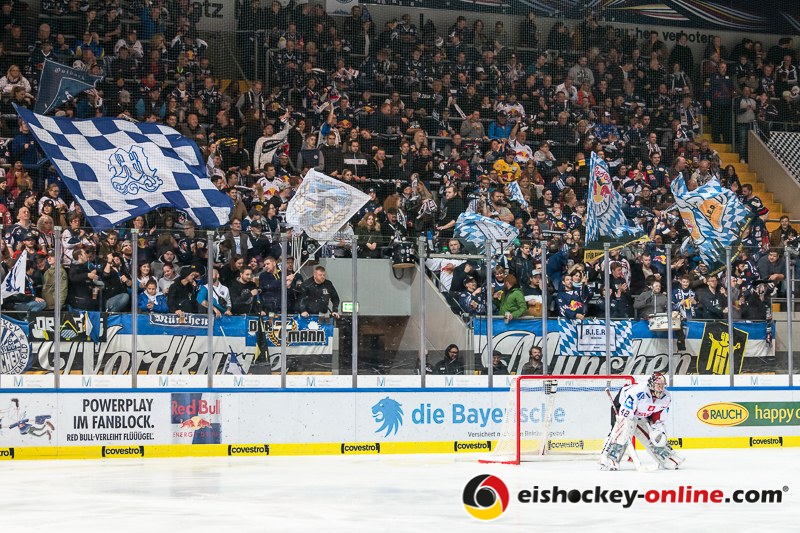 Die Muenchner Nordkurve bejubelt das 1:0 in der Hauptrundenbegegnung der Deutschen Eishockey Liga zwischen dem EHC Red Bull München und den Fischtown Pinguins Bremerhaven am 03.11.2019.