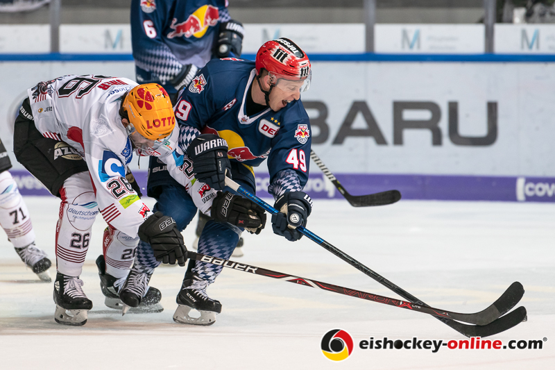 Zweikampf zwischen Dominik Uher (Fischtown Pinguins Bremerhaven) und Mark Voakes (EHC Red Bull Muenchen) in der Hauptrundenbegegnung der Deutschen Eishockey Liga zwischen dem EHC Red Bull München und den Fischtown Pinguins Bremerhaven am 03.11.2019.