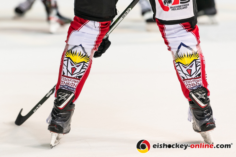 Stutzen eines Bremerhavener Spielers in der Hauptrundenbegegnung der Deutschen Eishockey Liga zwischen dem EHC Red Bull München und den Fischtown Pinguins Bremerhaven am 03.11.2019.