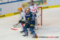 Mike Moore (Fischtown Pinguins Bremerhaven) und Frank Mauer (EHC Red Bull Muenchen) vor Tomas Poepperle (Torwart, Fischtown Pinguins Bremerhaven) in der Hauptrundenbegegnung der Deutschen Eishockey Liga zwischen dem EHC Red Bull München und den Fischtown Pinguins Bremerhaven am 03.11.2019.