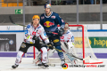 Trevor Parkes (EHC Red Bull Muenchen) zwischen Mike Moore (Fischtown Pinguins Bremerhaven) und Tomas Poepperle (Torwart, Fischtown Pinguins Bremerhaven) in der Hauptrundenbegegnung der Deutschen Eishockey Liga zwischen dem EHC Red Bull München und den Fischtown Pinguins Bremerhaven am 03.11.2019.