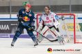 Mark Voakes (EHC Red Bull Muenchen) vor Tomas Poepperle (Torwart, Fischtown Pinguins Bremerhaven) in der Hauptrundenbegegnung der Deutschen Eishockey Liga zwischen dem EHC Red Bull München und den Fischtown Pinguins Bremerhaven am 03.11.2019.