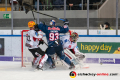 Maximilian Kastner (EHC Red Bull Muenchen) gegen Patch Alber (Fischtown Pinguins Bremerhaven) und Tomas Poepperle (Torwart, Fischtown Pinguins Bremerhaven) in der Hauptrundenbegegnung der Deutschen Eishockey Liga zwischen dem EHC Red Bull München und den Fischtown Pinguins Bremerhaven am 03.11.2019.