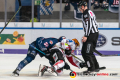 Linesman Christoffer Hurtik führt ein Bully aus zwischen Patrick Hager (EHC Red Bull Muenchen) und Cory Quirk (Fischtown Pinguins Bremerhaven) in der Hauptrundenbegegnung der Deutschen Eishockey Liga zwischen dem EHC Red Bull München und den Fischtown Pinguins Bremerhaven am 03.11.2019.
