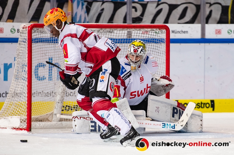 Maxime Fortunus (Fischtown Pinguins Bremerhaven) und Jaroslav Huebl (Torwart, Fischtown Pinguins Bremerhaven) in der Hauptrundenbegegnung der Deutschen Eishockey Liga zwischen dem EHC Red Bull München und den Fischtown Pinguins Bremerhaven am 23.11.2018.