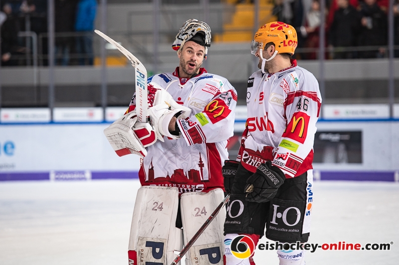 Freude bei Jaroslav Huebl (Torwart, Fischtown Pinguins Bremerhaven) und Dominik Uher (Fischtown Pinguins Bremerhaven) ueber den Overtime-Sieg BremerhavensFoto: Heike Feiner/Eibner Pressefoto