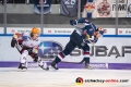 Chad Nehring (Fischtown Pinguins Bremerhaven) und Keith Aulie (EHC Red Bull Muenchen) in der Hauptrundenbegegnung der Deutschen Eishockey Liga zwischen dem EHC Red Bull München und den Fischtown Pinguins Bremerhaven am 23.11.2018.