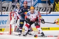 Jaroslav Huebl (Torwart, Fischtown Pinguins Bremerhaven) und Nicholas B. Jensen (Fischtown Pinguins Bremerhaven) verteidigen gegen Maximilian Kastner (EHC Red Bull Muenchen) in der Hauptrundenbegegnung der Deutschen Eishockey Liga zwischen dem EHC Red Bull München und den Fischtown Pinguins Bremerhaven am 23.11.2018.