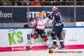 Konrad Abeltshauser (EHC Red Bull Muenchen) im Zweikampf mit Mike Moore (Fischtown Pinguins Bremerhaven) in der Hauptrundenbegegnung der Deutschen Eishockey Liga zwischen dem EHC Red Bull München und den Fischtown Pinguins Bremerhaven am 23.11.2018.