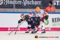 Dominik Uher (Fischtown Pinguins Bremerhaven)  und Jakob Mayenschein (EHC Red Bull Muenchen) in der Hauptrundenbegegnung der Deutschen Eishockey Liga zwischen dem EHC Red Bull München und den Fischtown Pinguins Bremerhaven am 23.11.2018.